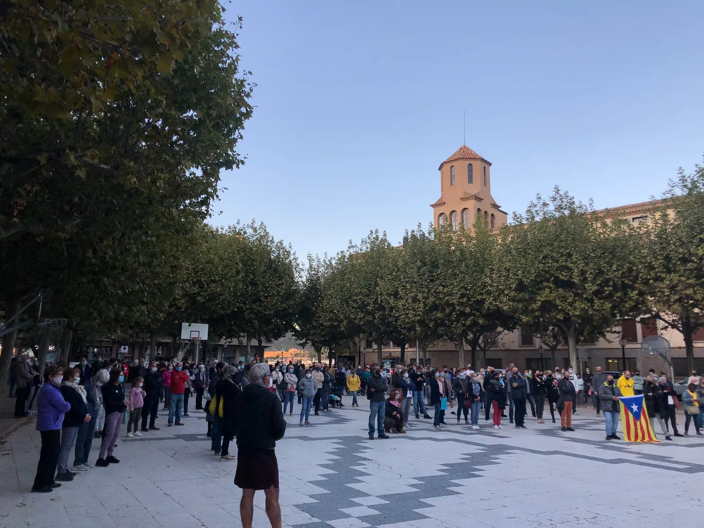 Més de 150 persones es concentren a Solsona contra la inhabilitació del president Quim Torra