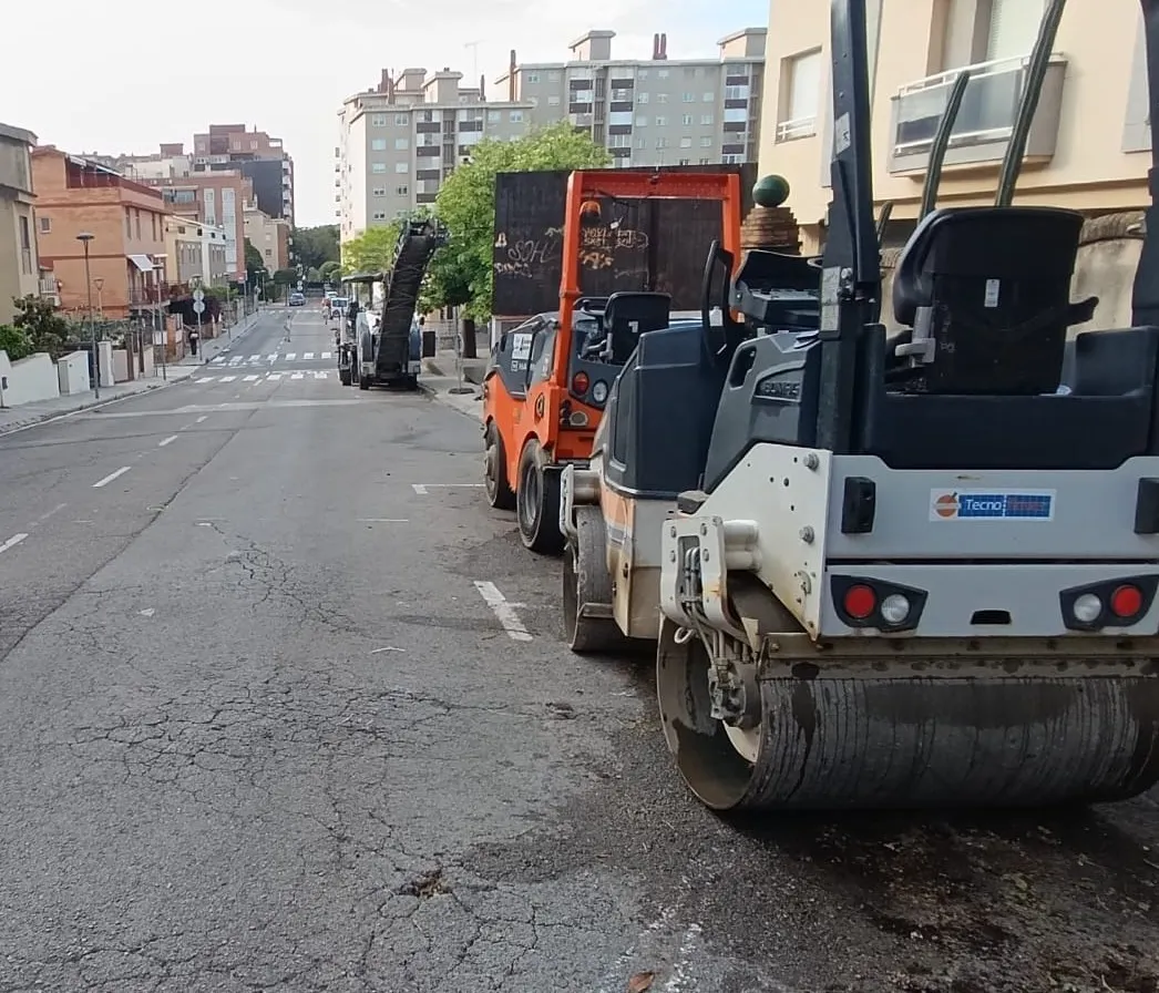 Millores en l'asfaltat del carrer Robert Gerhard