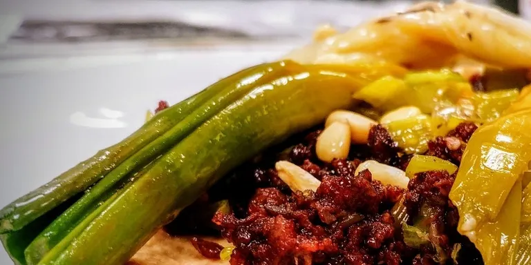 Pasta fullada amb botifarra negra calçots i mel al 'Mercat a la taula' amb Flavio D'Avirro, Restaurant La Popular