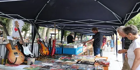 ESTE SÁBADO SE CELEBRA EN LA PLAZA DEL ENSANCHE LA UNA NUEVA EDICIÓN DE LA FERIA DEL COLECCIONISMO DE IRUN