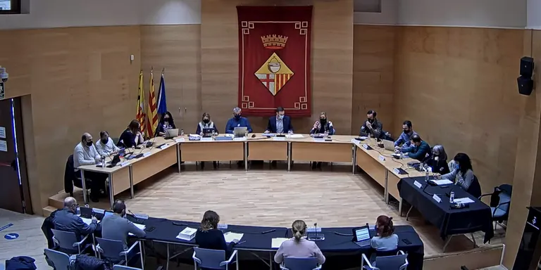 El ple municipal adjudica el dret de superfície a la cooperativa Matís Calderí per construir 19 habitatges al darrere de l'Ajuntament
