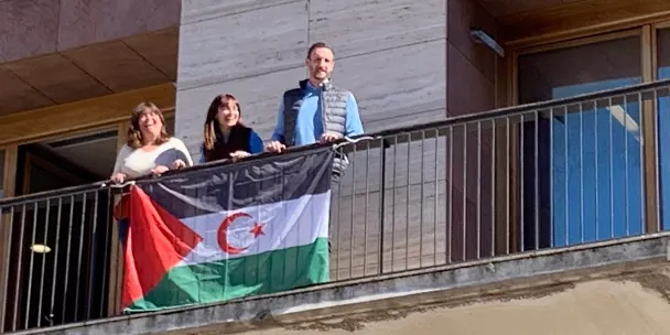 L’Ajuntament penja la bandera sahrauí per commemorar el 48è aniversari de la República Àrab Sahrauí Democràtica
