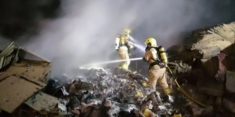 Un incendi afecta una nau al polígon industrial de Montferrer