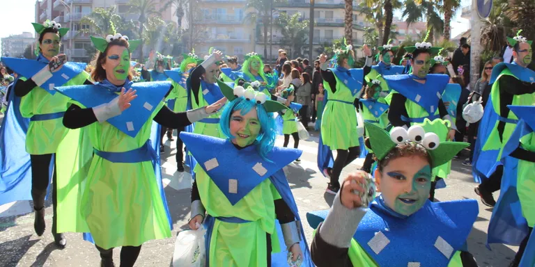 18 comparses han participat al Carnaval de Pineda