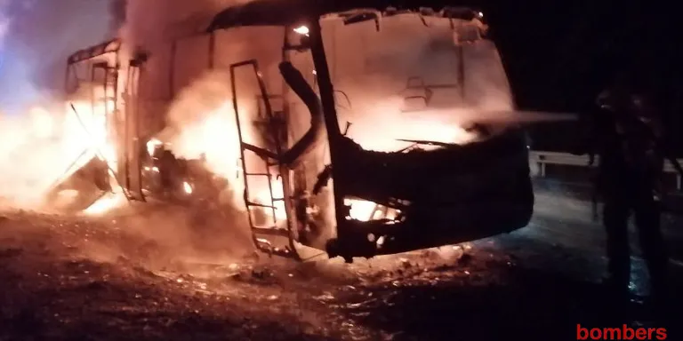 Crema un autobús que transportava treballadors al complex petroquímic de Repsol