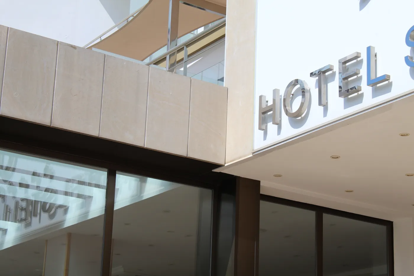 Cancel·lacions de turistes europeus als hotels de Pineda i l'Alt Maresme que han obert