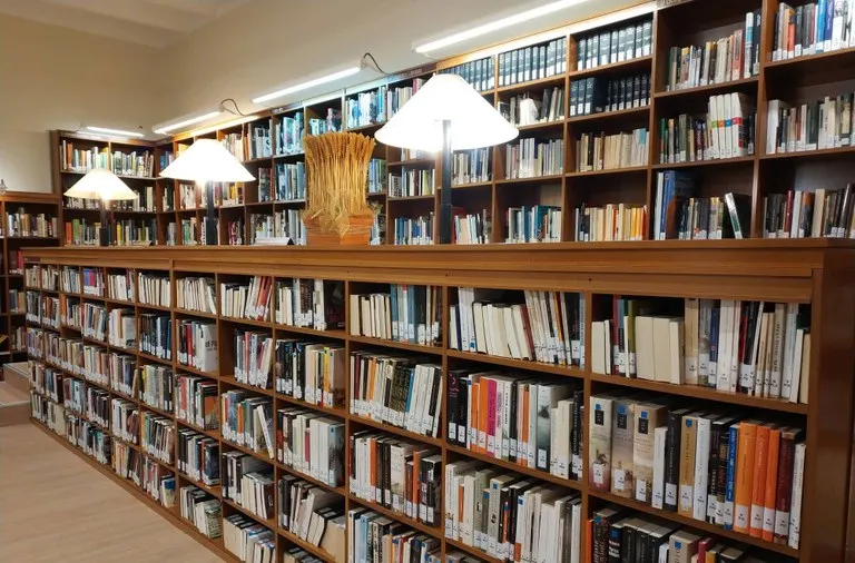 La Biblioteca d'Alguaire celebrarà els seus 30 anys de vida durant els propers mesos regalant una "canastreta lectora" als pares i mares durant aquest 2020