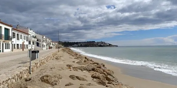 El temporal torna a fer minvar la part central de la platja d’Altafulla