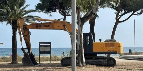 Nous moviments de sorra a la platja d'Altafulla per condicionar l'espai