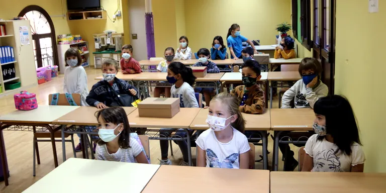 Arrenca el curs amb la majoria de mesures contra la covid vigents però amb canvis en els confinaments per la vacuna