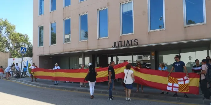 Dues persones declaren als Jutjats d'Arenys per una presumpte agressió durant la retirada de Creus a Canet el passat 2018