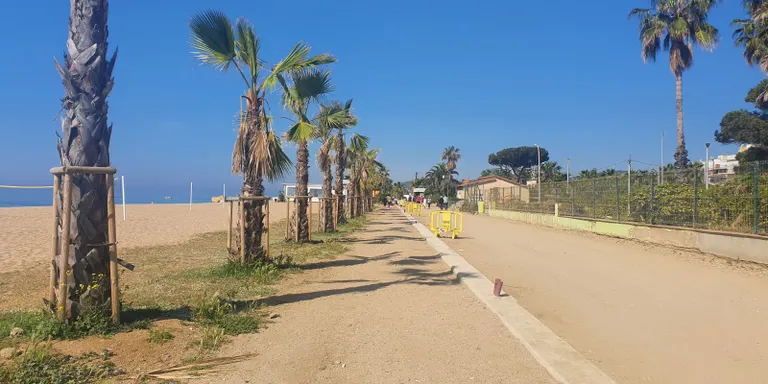 Aquesta setmana es fan els treballs de pavimentació del nou camí a la platja de Poblenou