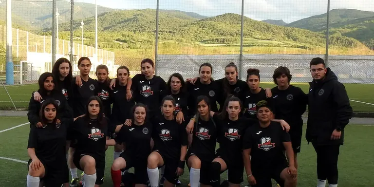 El nou equip femení del Futbol Club Pirineus disputa el seu primer amistós