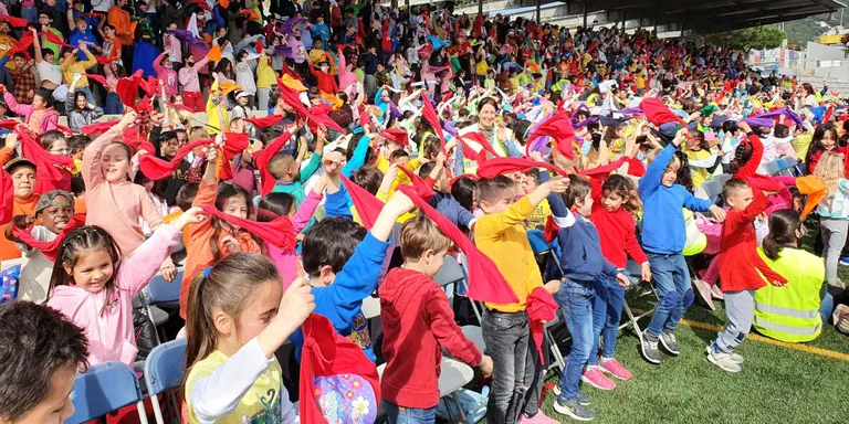 1500 nens i nenes de primària de les escoles de Pineda canten 'Sota un mateix sol'