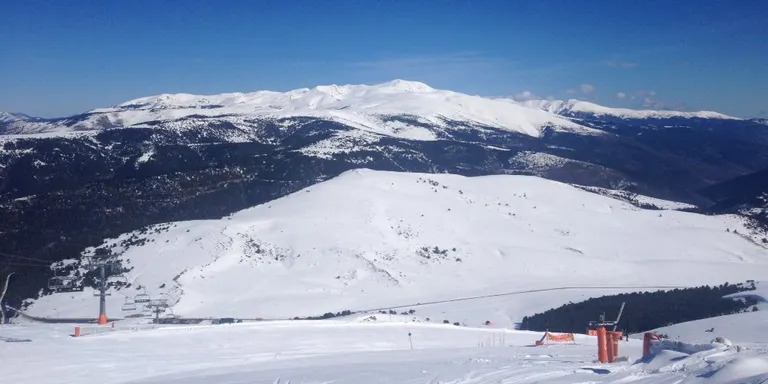 Ferit greu un nen de quatre anys en caure d'un telecadira a la Molina