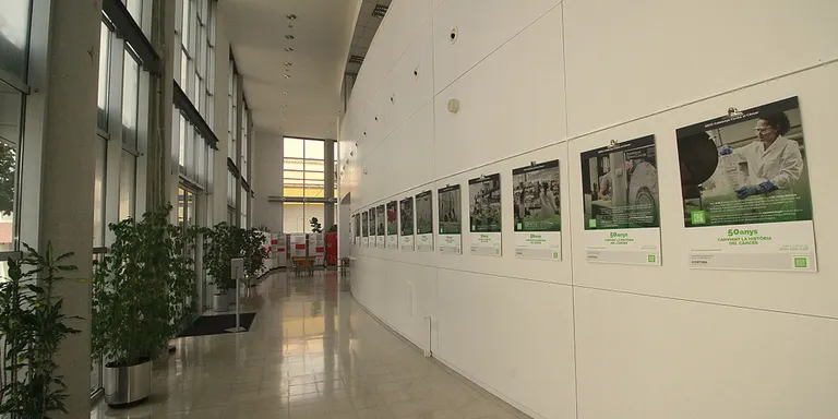 Arriba a Blanes l’exposició “50 anys canviant la història del Càncer”
