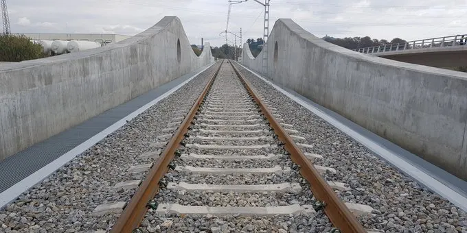 Adif acaba les obres de reconstrucció del pont ferroviari sobre la Tordera que va quedar arrasat pel temporal Glòria