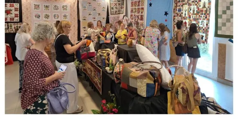 Esclanyà exhibeix els treballs dels tallers de Manualitats i Patchwork al Local Polivalent