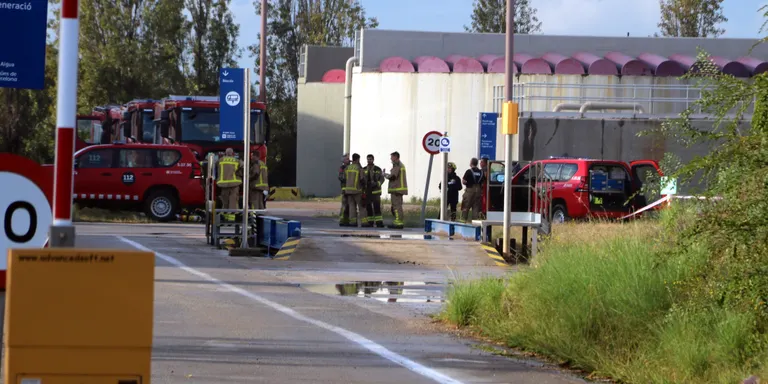 L'ACA recull mostres del Llobregat i la costa per descartar alteracions en la qualitat per l'incendi a la depuradora