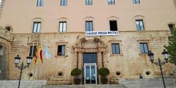 Cs denunciarà l’Ajuntament de Torredembarra per mantenir la pancarta de ‘Llibertat Presos Polítics’