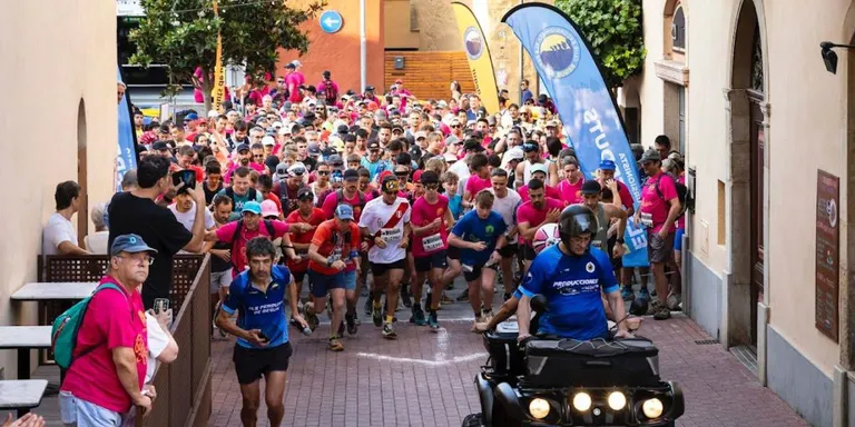 La 14a edició de la Marxa Popular Puja i Baixa de Begur reuneix unes 1.400 persones