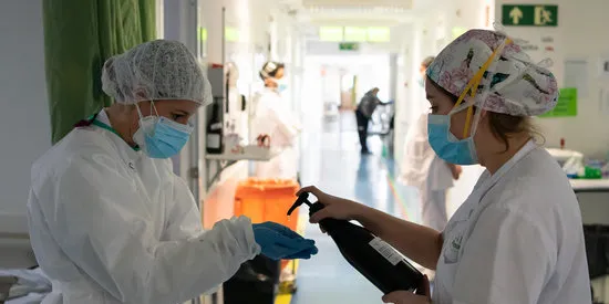 Torna a pujar el nombre de persones ingressades per la Covid-19 als hospitals de Calella i Blanes