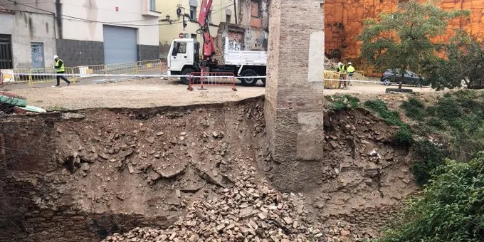 Esllavissada d’una part del mur de contenció del torrent del Raval Farigola