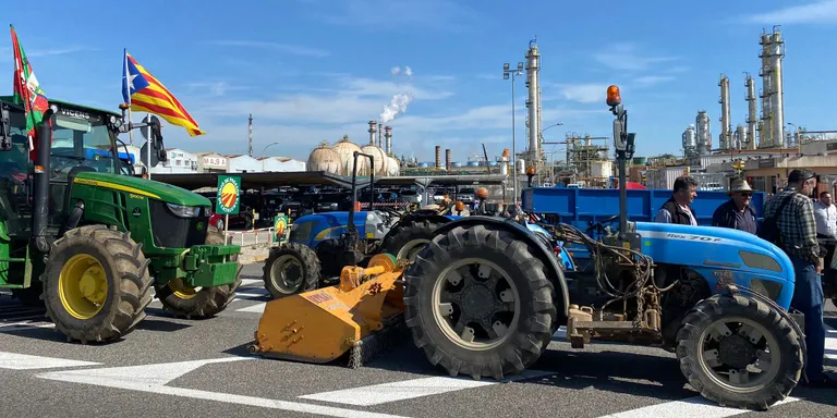 Unió de Pagesos bloqueja l'accés a Repsol per protestar contra el preu dels carburants