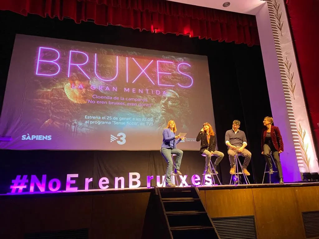 Unes 350 persones assisteixen a la preestrena del documental "Bruixes, la gran mentida" al Casino