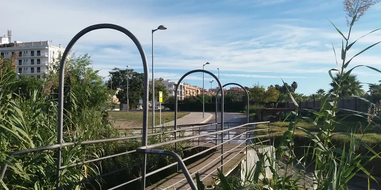 L'Ajuntament remodelarà la passera de vianants del camí del mig sobre la Riera de Pineda