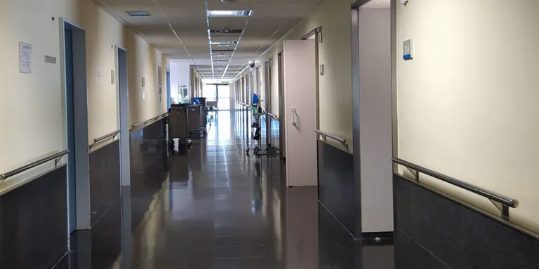 L'hospital de Blanes suspèn l'entrada d'acompanyants en una planta de pacients no Covid després de detectar dos positius