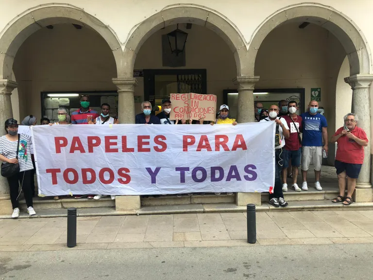 Concentració a Pineda per demanar «papers per a tothom»