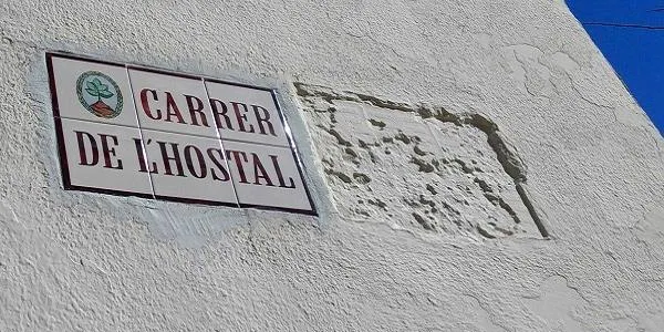 El carrer de l’Hostal celebra el primer any de la restitució del seu nom original
