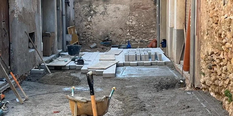 Comencen els treballs de pavimentació al carrer Serafí Pitarra