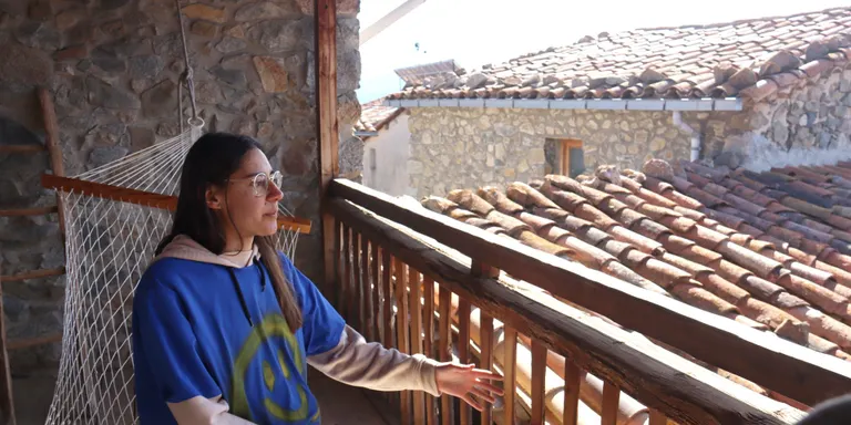 Una jove de la Seu d'Urgell reconverteix en allotjament i taller d'artistes una masia del segle XIX a Músser