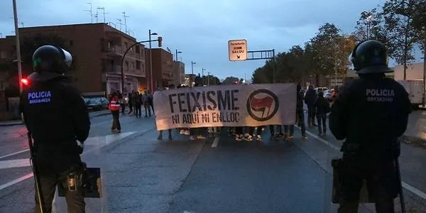 Més d'un centenar de persones protesten per un acte de VOX a Tarragona