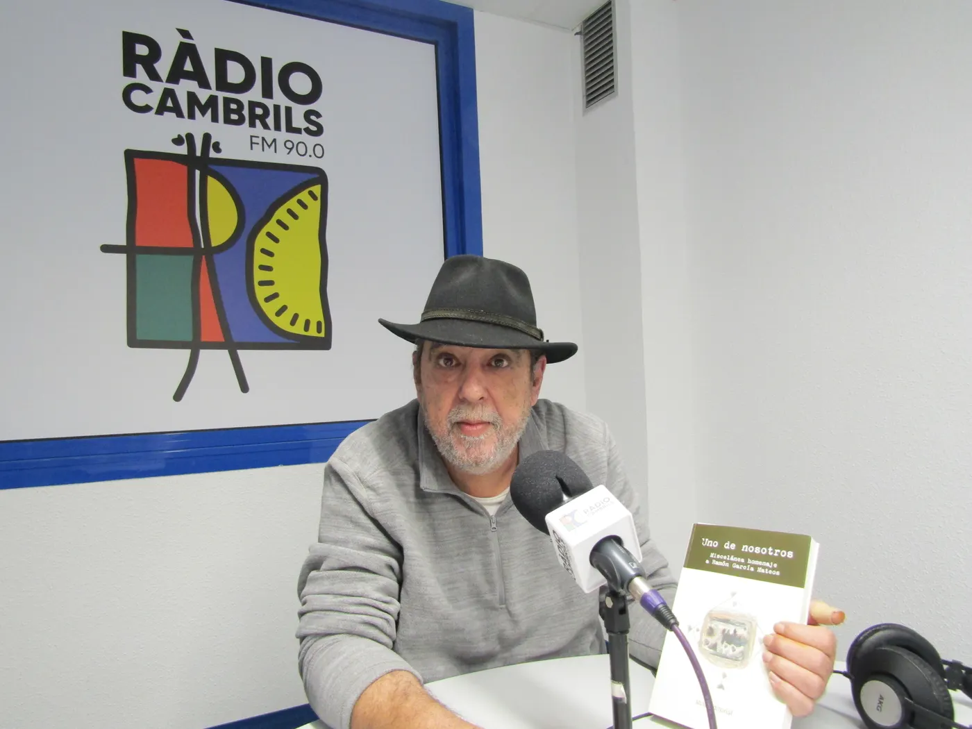 Ramón García Mateos: “El llibre ‘Uno de nosotros’ és una celebració de l’amistat perquè reuneix molts amics”