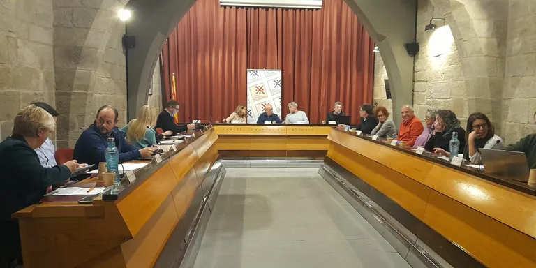 La compra de contenidors per a la nova recollida rural i la millora de camins, principals inversions del pressupost del Consell Comarcal per al 2025