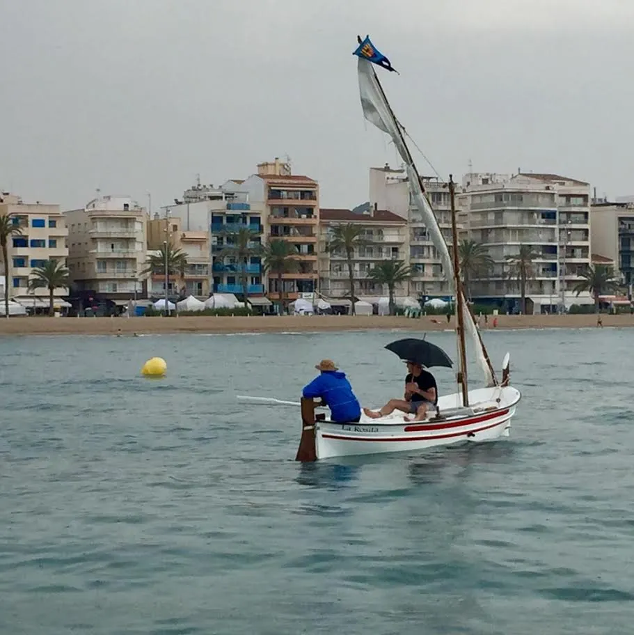 La barca a vela llatina 'La Rosita' participa a la trobada de Calafell