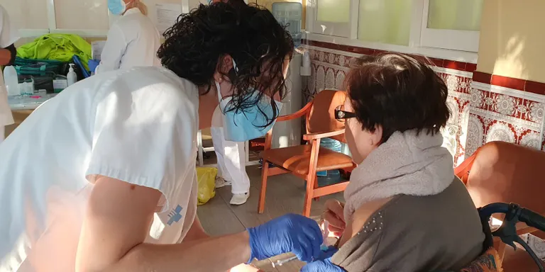 Residents i professionals de la Residència Mini Park de Pineda reben la vacuna contra la Covid-19