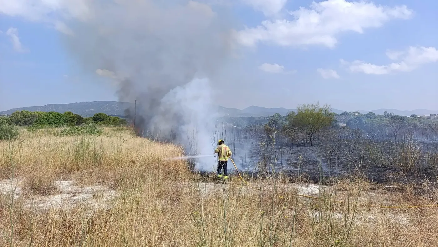 Els Bombers controlen un incendi en una zona propera al barri de Santa Magdalena