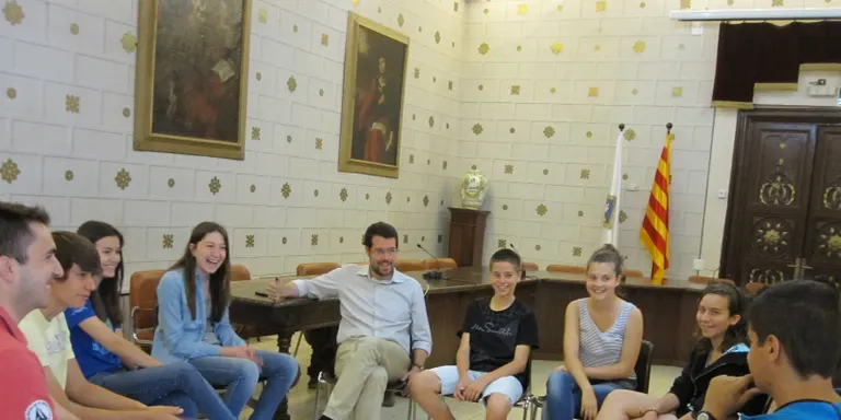 Alumnes de La Salle expliquen a Albert Batalla la participació en el projecte 'Fem una llei'