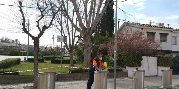 La Brigada Municipal neteja les illes de contenidors d’Altafulla per evitar el contagi de COVID-19