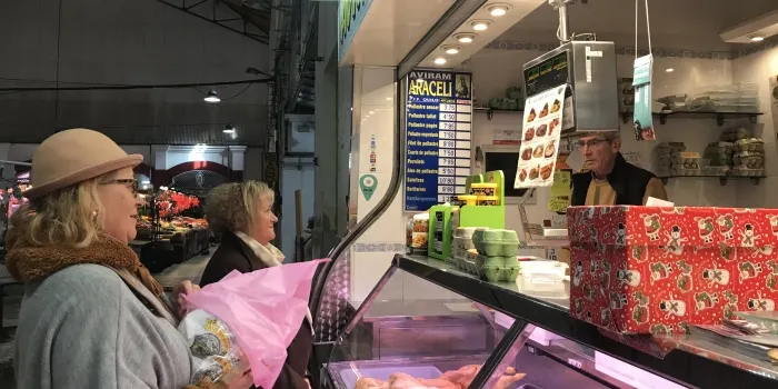 Les xarcuteries i peixateries del Mercat Municipal treballen a ple rendiment aquests dies