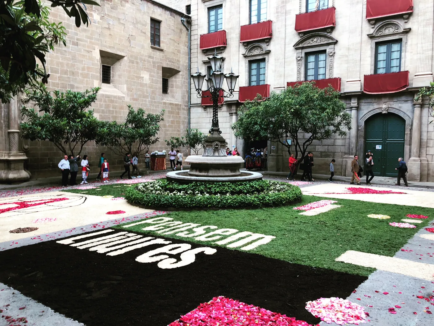 Solsona recupera els ballets i la catifa dels escoltes en un Corpus amb format reduït
