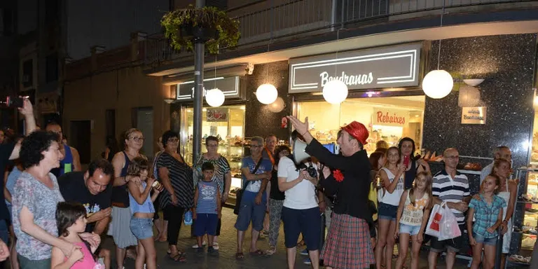 Més d'un centenar de botigues i restaurants obriran aquest divendres fins a la mitjanit