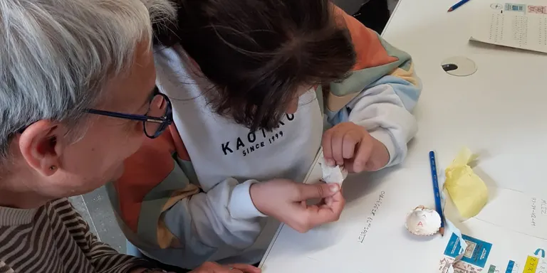 La biblioteca busca voluntaris per acompanyar infants en l'hàbit lector