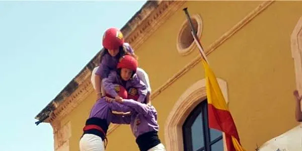 Els Castellers Altafulla descarreguen el 3de6, el 4de6 amb agulla, el 3de6 amb agulla i un pilar de 4 durant la Diada de Sant Jordi