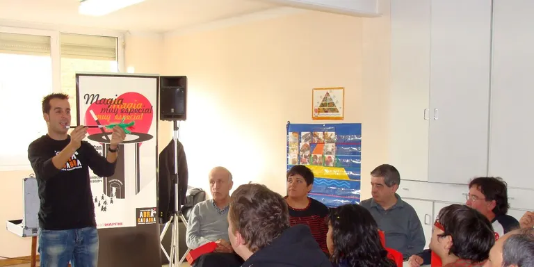 Els nois i noies del Taller Claror aprenen màgia