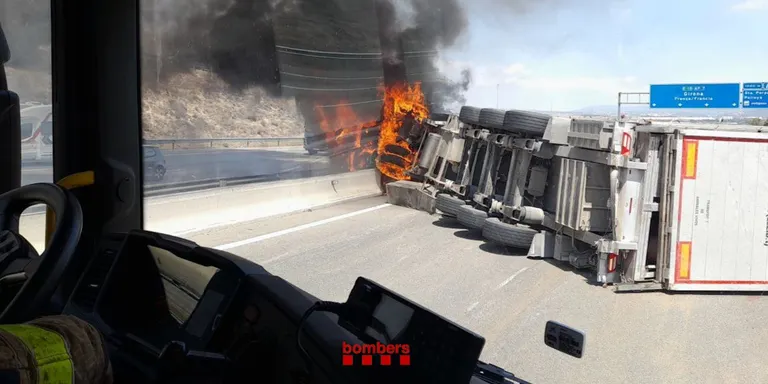 Cues de fins catorze quilòmetres per l'accident d'un camió carregat de porcs a l'AP-7 a Barberà del Vallès